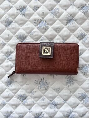 Stone Mountain Accessories Brown Pebbled Leather Zip Wallet with Dark Brown Snap